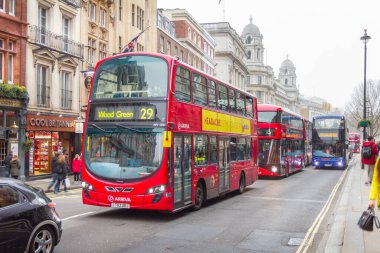 Londra, İngiltere - 18 Aralık 2016: Şehrin merkezinde modern kırmızı çift katlı otobüs. Çift katlı otobüsler Birleşik Krallık genelinde ortak kullanımdadır..