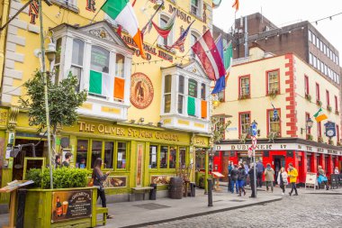 Dublin, Ireland- 05 Mayıs 2016: Tapınak Bar bölgesinde yürüyen turistler. Burası şehrin merkezindeki kültürel bir semt ve restoran, bar ve gece kulüpleriyle dolu..
