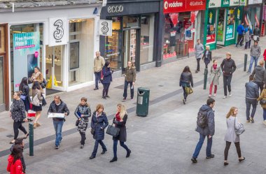 Dublin, İrlanda - 07 Mayıs 2016: Grafton Caddesi 'nde yürüyen insanlar. Şehrin ana alışveriş caddesi dünyanın en pahalı caddelerinden biridir..