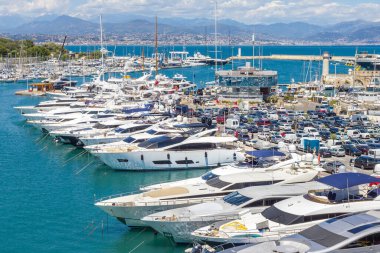 Antibes limanında yatlar, Fransız Rivierası
