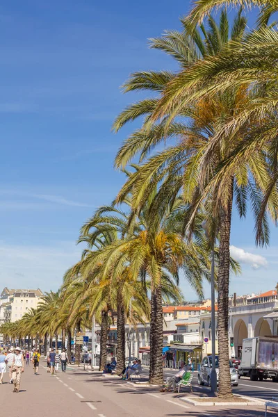 Nice, Fransa - 20 Haziran 2016: Promedade des Anglais, Nice, Fransa 'da yürüyen insanlar. Sahilde yürüyüş yapan, spor yapan ve plajın tadını çıkaran yerli ve turistlerin favorisi..