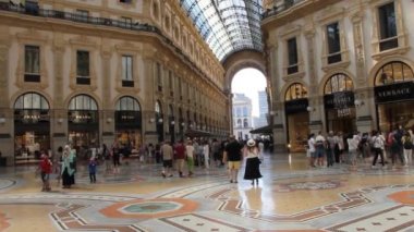 Milan, İtalya - 13 Ağustos 2016: Galleria Vittorio Emanuele II 'de yürüyen insanlar. Milano 'nun merkezindeki alışveriş merkezi dünyanın en eski ve en ünlü alışveriş merkezlerinden biridir..