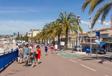 Nice, Fransa - 20 Haziran 2016: Promedade des Anglais, Nice, Fransa 'da yürüyen insanlar. Sahilde yürüyüş yapan, spor yapan ve plajın tadını çıkaran yerli ve turistlerin favorisi..