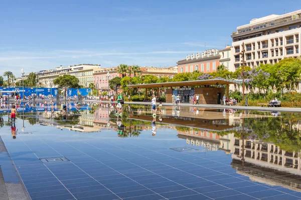 Nice Frankrijk Juni 2016 Mensen Die Fontaine Lopen Place Massena — Stockfoto