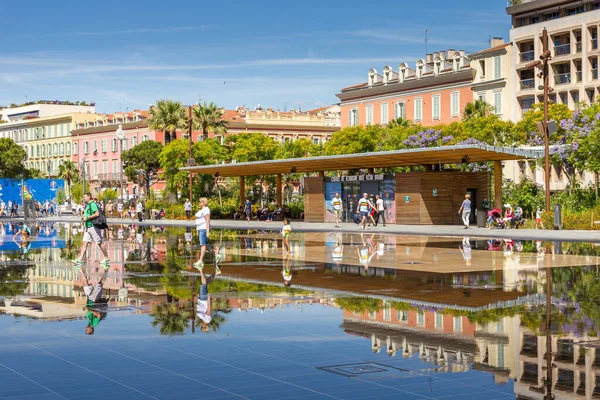 Nice Frankrijk Juni 2016 Mensen Die Fontaine Lopen Place Massena — Stockfoto