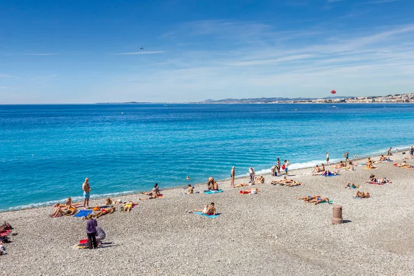 ニース フランス 2016年6月20日 観光客はビーチで天気の良い日をお楽しみください ビーチとウォーターフロントの通り プロムナード アングライスはほぼ一年中いっぱいです — ストック写真