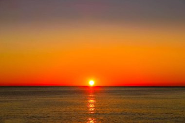 Okyanusun üzerinde güzel bir gün batımı