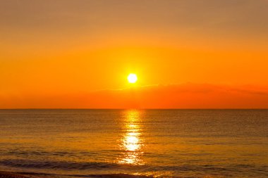 Okyanusta güzel bir gün batımı