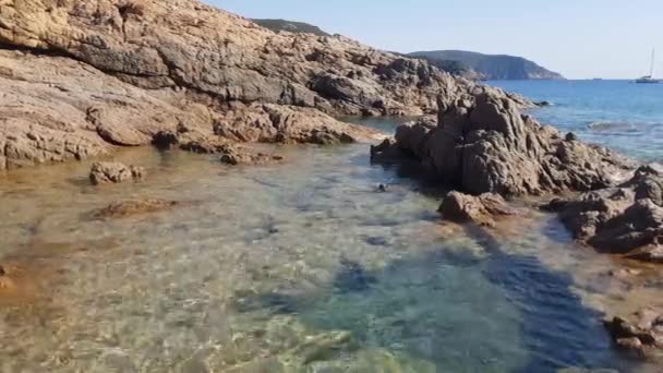 Камни Piana Beach Корсика Франция — стоковое видео