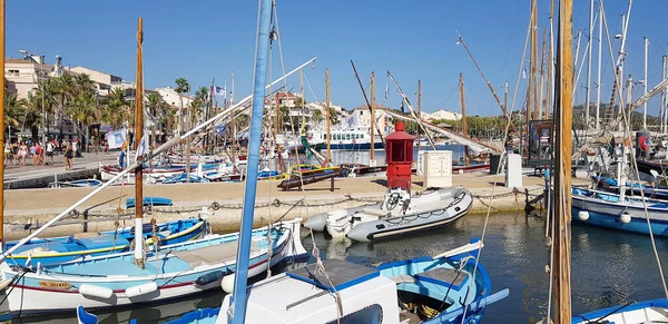 Sanary Sur Mer Franciaország 2020 Július Színes Porvencal Hajók Kikötőben — Stock Fotó