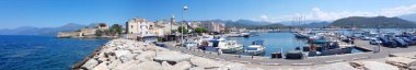Saint-Florent, Fransa - 02 Temmuz 2020: İnsanlar eski limanda yazın tadını çıkarıyorlar. Başlangıçta bir balıkçı limanı olan Haz tekneleri günümüzde büyük ölçüde balıkçı teknelerinin yerini alıyor..