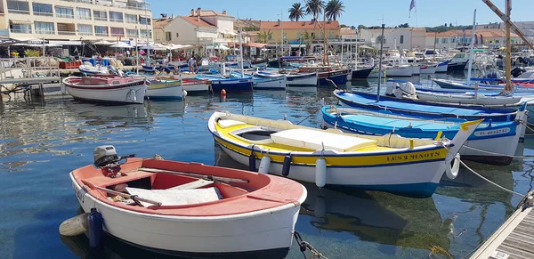 Six Fours Les Plages Frankreich Juli 2020 Menschen Gehen Hafen Stockfoto