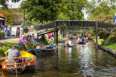 Giethoorn, Hollanda - 23 Ağustos 2017: Giethoorn 'da bir kanalda bilinmeyen ziyaretçiler. Şehir 