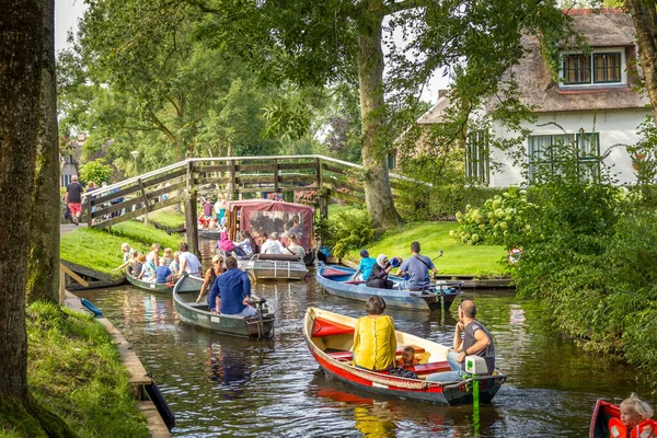 Giethoorn Нідерланди Серпня 2017 Невідомі Відвідувачі Човна Каналі Гітоорні Місто — стокове фото