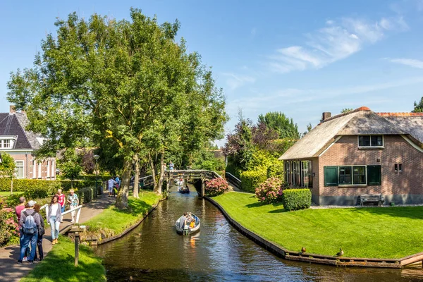 Giethoorn, Hollanda - 23 Ağustos 2017: Giethoorn 'da bir kanalda bilinmeyen ziyaretçiler. Şehir 