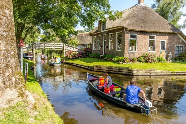 Giethoorn, Hollanda - 23 Ağustos 2017: Giethoorn 'da bir kanalda bilinmeyen ziyaretçiler. Şehir 