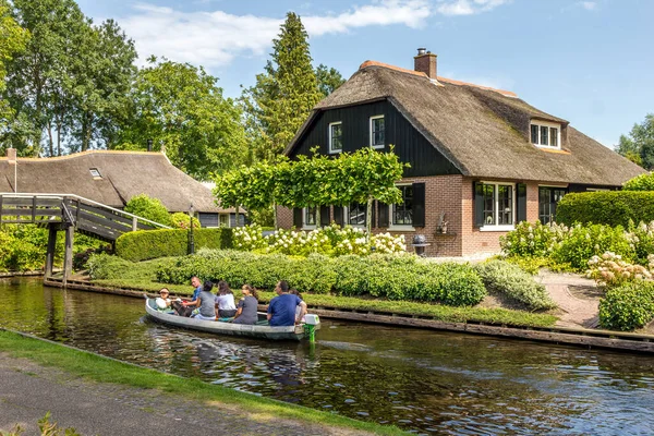 Giethoorn, Hollanda - 23 Ağustos 2017: Giethoorn 'da bir kanalda bilinmeyen ziyaretçiler. Şehir 