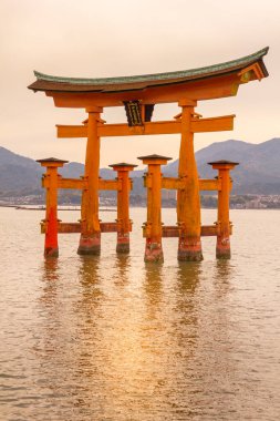 Japonya, Hiroşima 'daki Miyajima Adası' ndaki Itsukushima Tapınağı 'nın yüzer kapısı.)