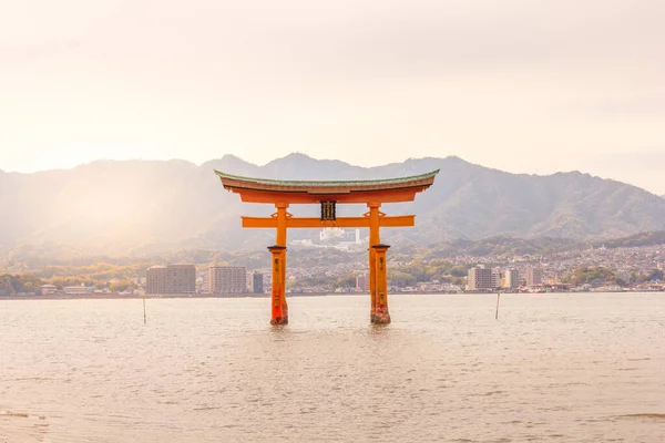 日本广岛宫岛市板岛神龛的浮动门 门牌为板岛神龛 — 图库照片