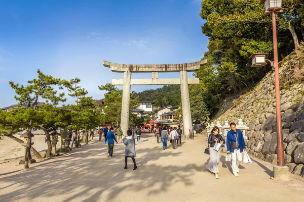 Isla Miyajima Japón Abril 2019 Personas Caminando Por Casco Antiguo — Foto de Stock