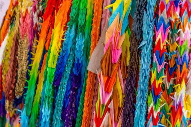 Renkli geleneksel 1000 Japon origami kağıt turnası