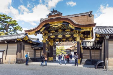 Kyoto, Japonya - 15 Nisan 2019: Nijo Kalesi 'nde yürüyen insanlar. Saray çok sayıda bahçeye sahip ve UNESCO tarafından Dünya Mirası olarak kabul ediliyor..