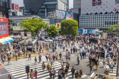 Tokyo, Japonya - 21 Nisan 2019: Shibuya bölgesinde yürüyen insanlar. Ticari ve iş merkezi meşhurdur. Ya da gece hayatı ve onun geçiş noktası..