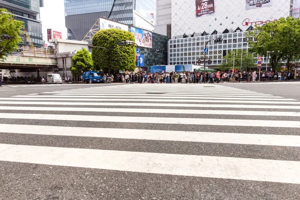 Tokyo Giappone Aprile 2019 Persone Che Camminano Nella Zona Shibuya — Foto Stock