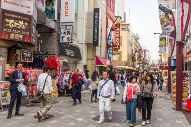 Tokyo, Japonya - 21 Nisan 2019: Shibuya bölgesinde yürüyen insanlar. Ticari ve iş merkezi meşhurdur. Ya da gece hayatı ve onun geçiş noktası..