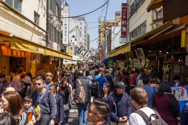 Tokyo, Japonya - 21 Nisan 2019: İnsanlar Tsiku Ji balıkçılık pazarının dış bölgesinde yürüyorlar. Taze balık ve deniz ürünleriyle ünlüdür..