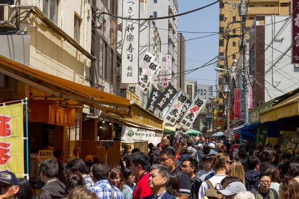 Tokyo, Japonya - 21 Nisan 2019: İnsanlar Tsiku Ji balıkçılık pazarının dış bölgesinde yürüyorlar. Taze balık ve deniz ürünleriyle ünlüdür..
