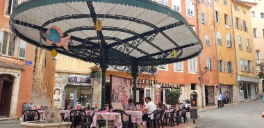 Grasse, Fransa - 21 Temmuz 2020: Place De La Poissonnerie 'deki şehir merkezinin tadını çıkaran insanlar. Meydan geleneksel balık pazarına ev sahipliği yapıyor..