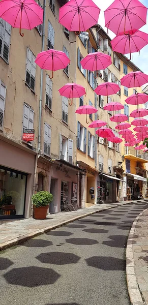 Grasse França Julho 2020 Guarda Chuvas Rosa Pendurados Centro Cidade — Fotografia de Stock