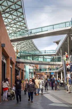 Liverpool, İngiltere - 3 Nisan 2017: Liverpool One alışveriş merkezinde yürüyen insanlar. Burası Birleşik Krallık 'taki en büyük açık hava alışveriş merkezidir ve toplamda beşinci büyük alışveriş merkezidir..