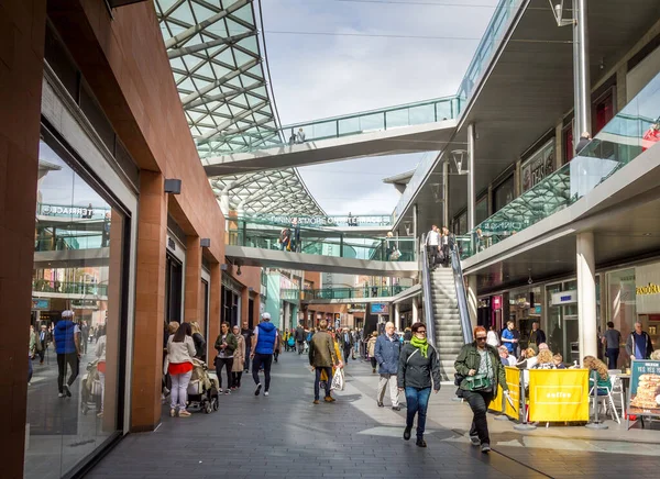2017年4月3日 人々はリバプール1ショッピングセンターを歩いています この場所は英国最大のオープンエアのショッピングセンターであり 全体で5番目に大きいです — ストック写真