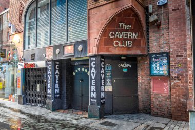 Liverpool, İngiltere - 2 Nisan 2017: Mağara Kulübü 'nün ön manzarası. Mekan 1960 'ların başında Liverpool' da rock and roll sahnesinin merkezi haline geldi ve düzenli olarak The Beatles 'a ev sahipliği yaptı..