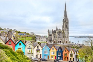 Cobh, İrlanda 'daki Katedral ve renkli evler