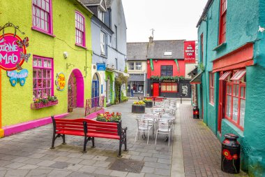 Kinsale, Cork, İrlanda - 06 Mayıs 2018: Market Caddesi ve Newman 's Mall' daki renkli evler. Tarihi sokak manzarası ünlü bir tatil beldesidir..