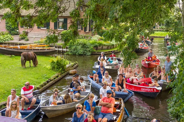 Giethoorn Nederländerna Augusti 2017 Okända Besökare Båten Kanal Giethoorn Staden — Stockfoto