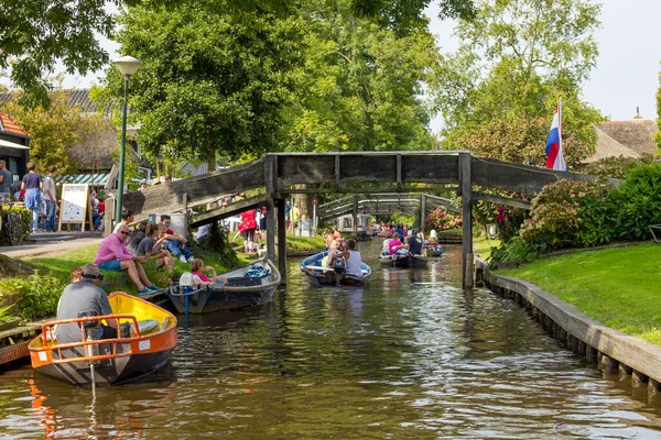 Giethoorn Нідерланди Серпня 2017 Невідомі Відвідувачі Човна Каналі Гітоорні Місто — стокове фото