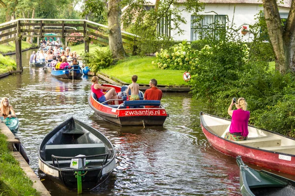Giethoorn Нідерланди Серпня 2017 Невідомі Відвідувачі Човна Каналі Гітоорні Місто — стокове фото