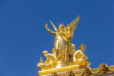 Garnier Operası 'ndaki altın heykel, Paris, Fransa