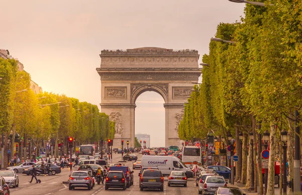 フランス 2012年9月9日 シャンゼリゼと凱旋門 パリで最も有名な通りは1910Mあり カフェ レストランがたくさんあります — ストック写真