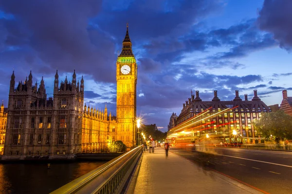 イギリスのロンドンの夜の議会とビッグ ベンとウェストミンスター橋 — ストック写真