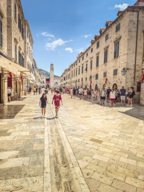 Dubrovnik, Hırvatistan - 20 Temmuz 2025: Stradun caddesinde yürüyen insanlar. Ana kireçtaşı kaldırımlı yaya sokağı Eski Şehir 'de yaklaşık 300 metre uzunluğunda..