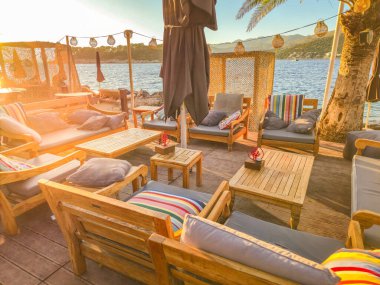 Arka planda Daksa adası, Hırvatistan 'ın Dubrovnik plajı