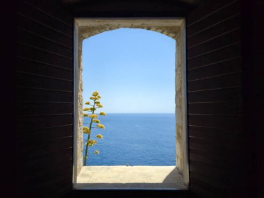 Adriyatik, Hırvatistan 'ın Dubrovnik kentinin duvarlarındaki bir pencereden bakıyor