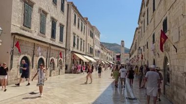 Dubrovnik, Hırvatistan - 20 Temmuz 2025: Stradun caddesinde yürüyen insanlar. Ana kireçtaşı kaldırımlı yaya sokağı Eski Şehir 'de yaklaşık 300 metre uzunluğunda..