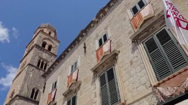 Dubrovnik, Hırvatistan - 20 Temmuz 2025: Fransisken Kilisesi ve Manastırı Çan Kulesi manzarası. Ünlü binalar, Dubrovnik 'in Eski Kent' inin ana caddesi olan Placa 'da yer almaktadır.