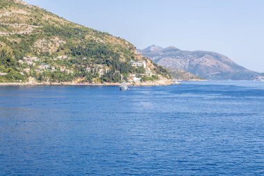 Hırvatistan 'ın Dubrovnik kenti yakınlarındaki kıyı şeridi boyunca Adriyatik Denizi manzarası